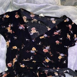 Crossed short sleeve